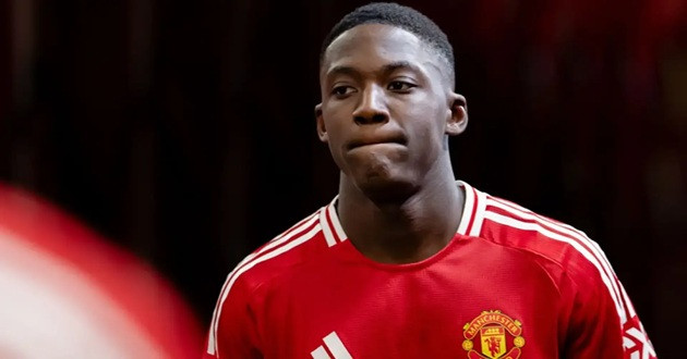 Kobbie Mainoo trong màu áo Manchester United, vẻ mặt thể hiện sự tập trung và quyết tâm.