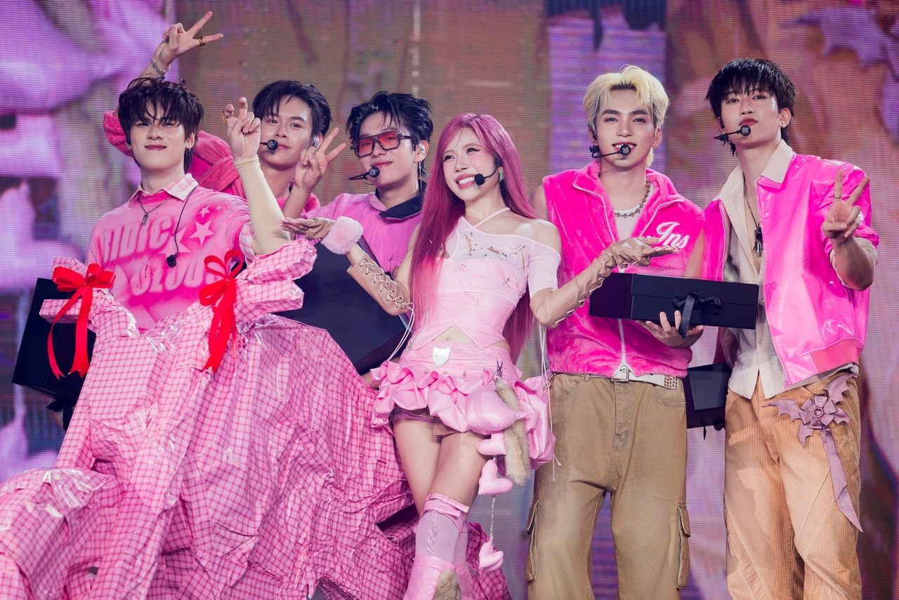 Trang Pháp và 5 Tân binh trên sân khấu