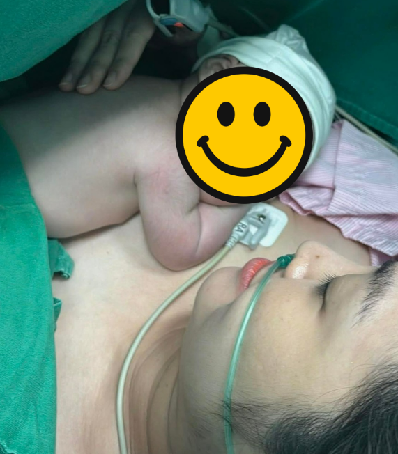 Diễn viên Đức Hiếu hạnh phúc bên vợ MC Thùy Linh và con gái mới sinh.