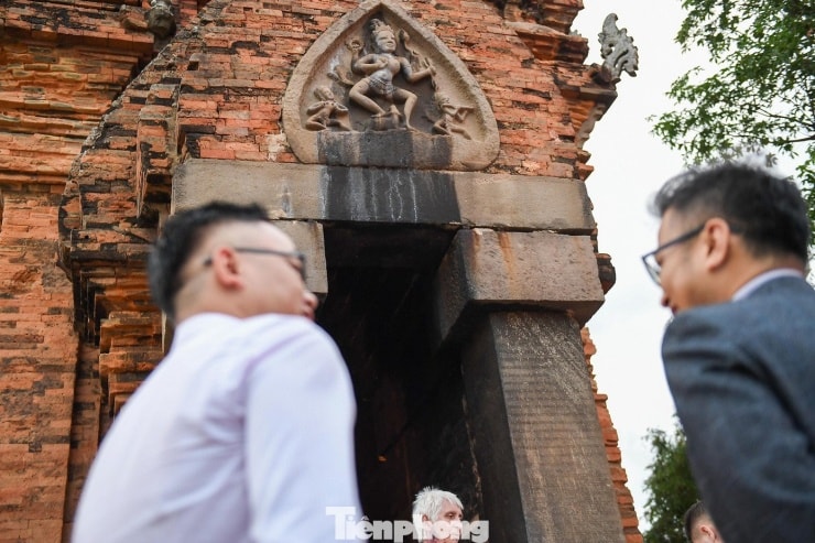 Hoa hậu Hà Trúc Linh chiêm nghiệm tại khu di tích Tháp Bà Po Nagar