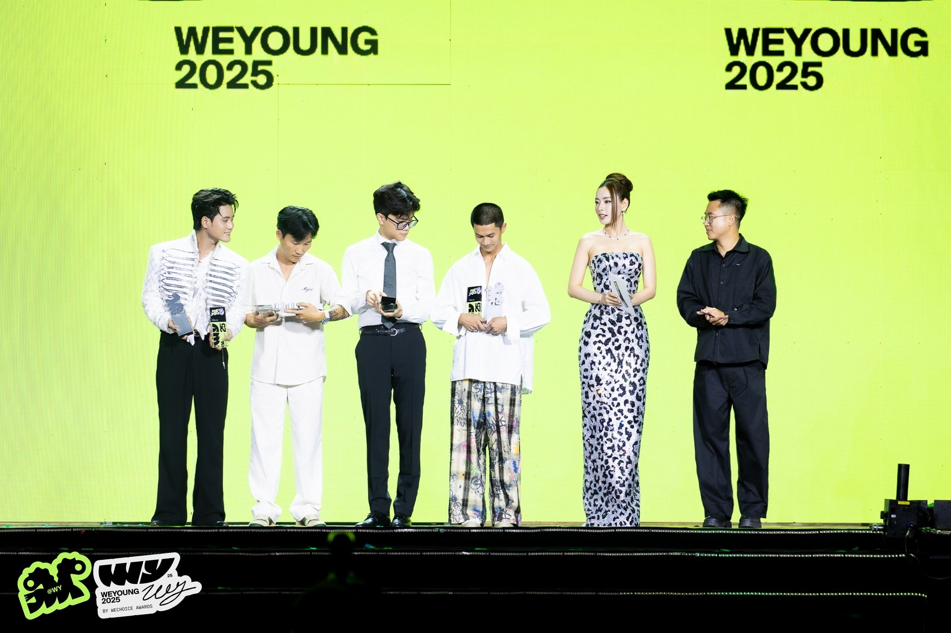 Chi Pu phát biểu trên sân khấu WeYoung 2025.