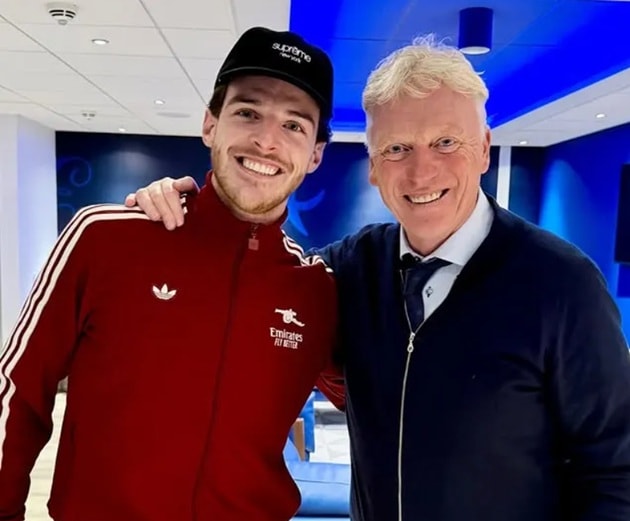 Declan Rice và HLV David Moyes trò chuyện sau trận đấu.