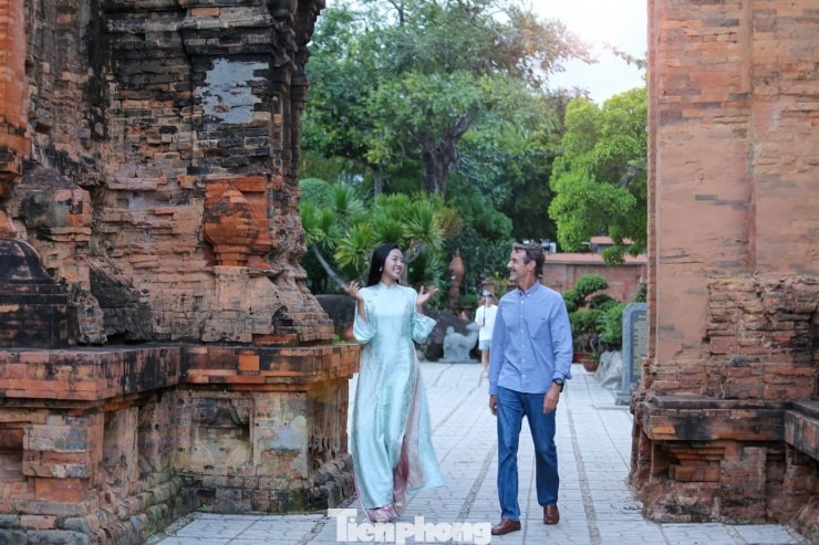 Du khách chiêm ngưỡng kiến trúc cổ tại Tháp Bà Po Nagar