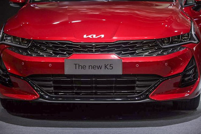 Đuôi xe KIA K5 với dải đèn hậu LED nối liền và ống xả kép.
