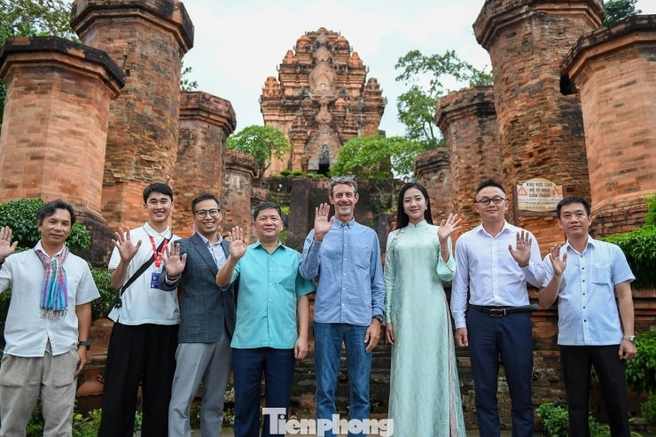 Hoa hậu Hà Trúc Linh dừng chân trong khuôn viên Tháp Bà Po Nagar