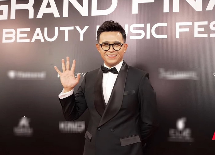MC Đức Bảo tại thảm đỏ. Anh cũng sẽ đảm nhận vai trò dẫn dắt chương trình đêm chung kết.