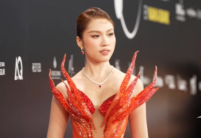 Miss Charm Vietnam 2024 Thanh Thanh Huyền trên thảm đỏ chung kết Miss Cosmo.