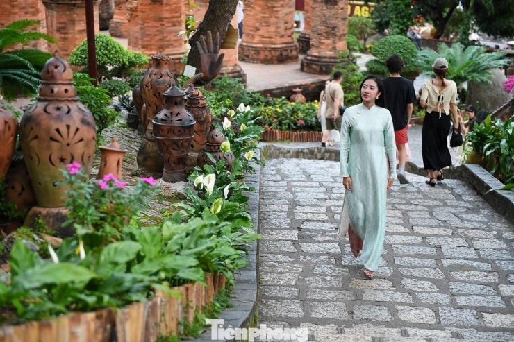 Khoảnh khắc tĩnh lặng của du khách tại Tháp Bà Po Nagar
