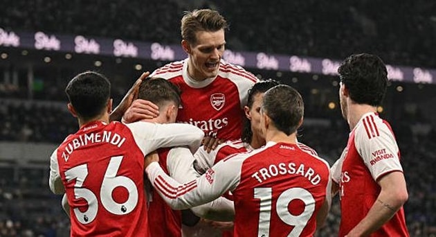 Arsenal nhọc nhằn đánh bại Everton trên sân khách.