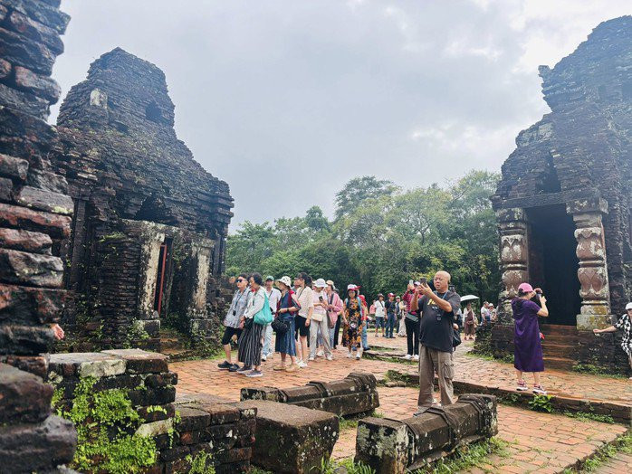 Du khách tham quan Mỹ Sơn