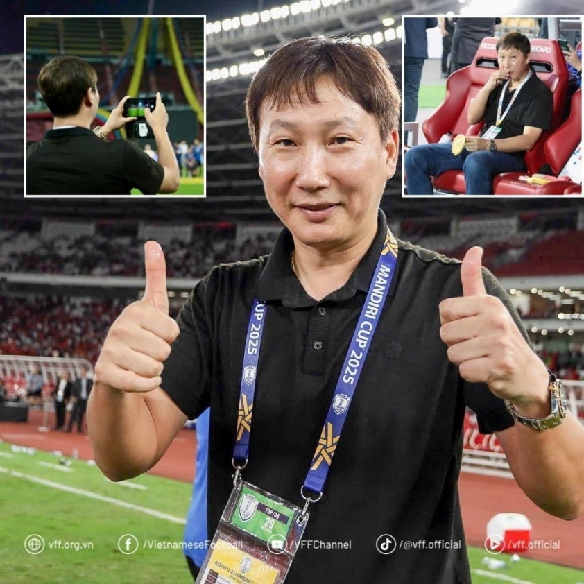 HLV Kim Sang Sik ngồi bình thản ở khu kỹ thuật trong lễ trao huy chương SEA Games 33