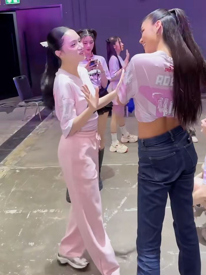 Hương Giang cười tươi khi tham gia hoạt động của MGI sáng 20/12.