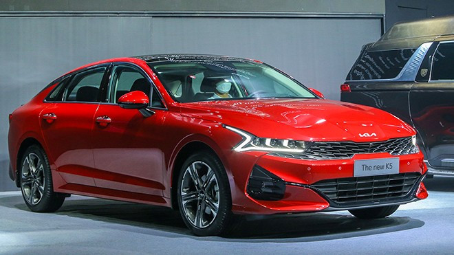 Thiết kế đầu xe KIA K5 với lưới tản nhiệt mũi hổ đặc trưng.