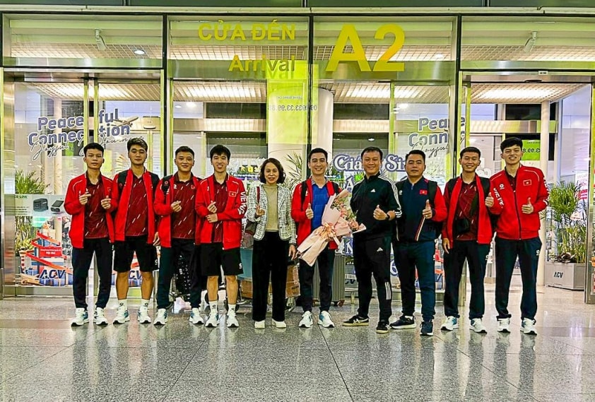Đại diện LĐBĐVN đón đội tuyển futsal Việt Nam tại sân bay Nội Bài.