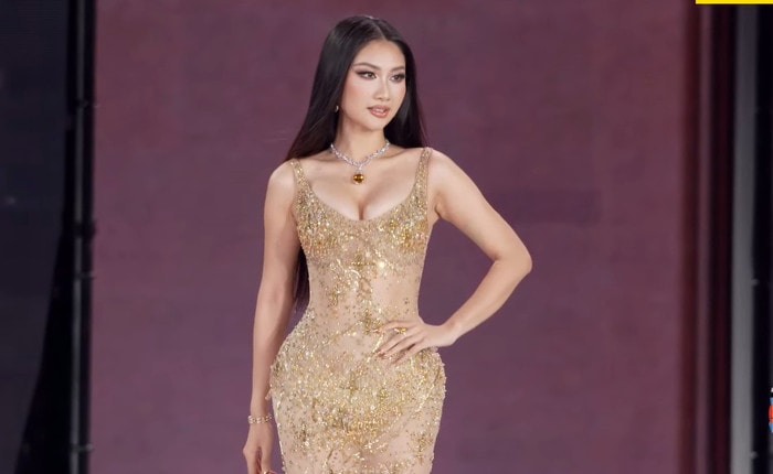 Phương Linh trong phần thi Trang phục dạ hội.