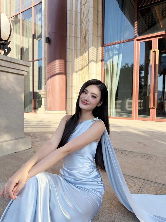 Phong cách thời trang nữ tính của Ý Nhi nhận về nhiều phản hồi tích cực từ phía khán giả. Ảnh: FBNV