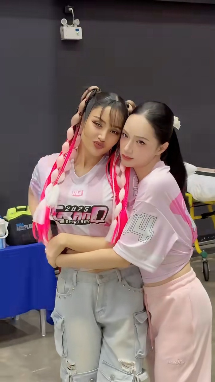 Hương Giang và Veena vui vẻ chụp ảnh cùng nhau.