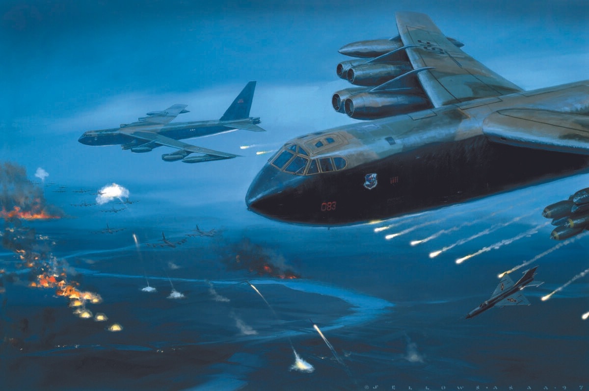 máy bay B-52 không kích ban đêm trong chiến dịch Linebacker II, bên dưới là lưới lửa phòng không của miền Bắc Việt Nam