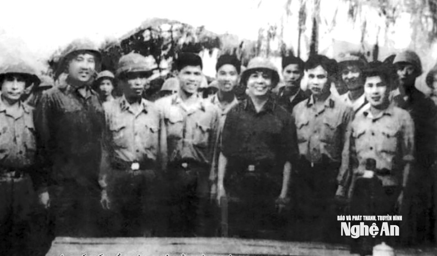 Trắc thủ cự ly Hoàng Văn Nam (thứ tư từ trái sang) đứng cạnh Đại tướng Võ Nguyên Giáp trong lần Đại tướng về thăm trận địa Minh Kha (An Hải - Hải Phòng) vào tháng 4-1968. Ảnh tư liệu NVCC