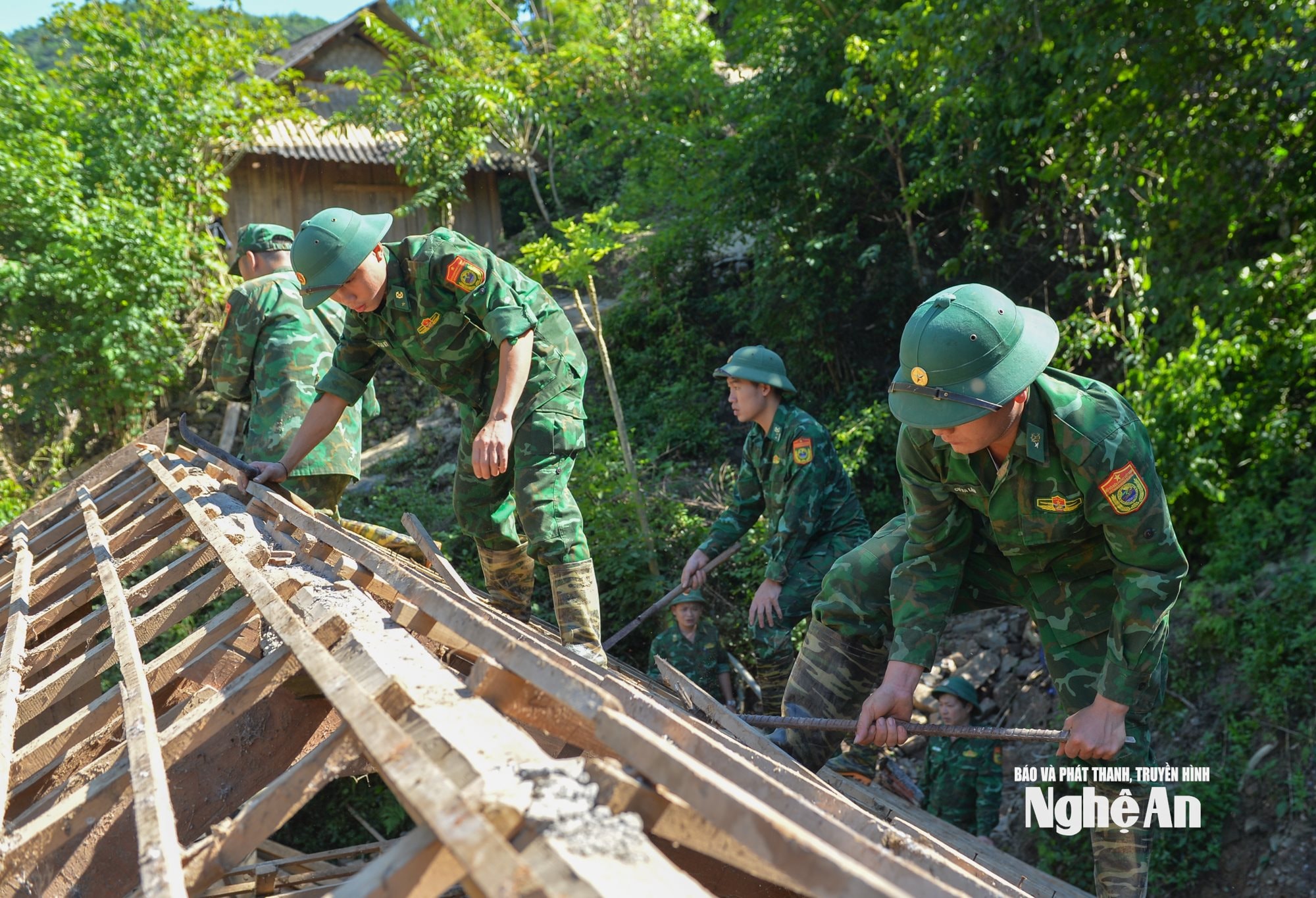 10-Các chiến sỹ biên phòng tỉnh hỗ trợ di dời nhà dân ra khỏi vùng nguy cơ bị sạt lở