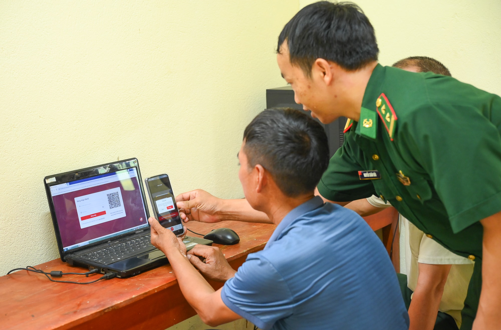Bộ đội giúp dân-47