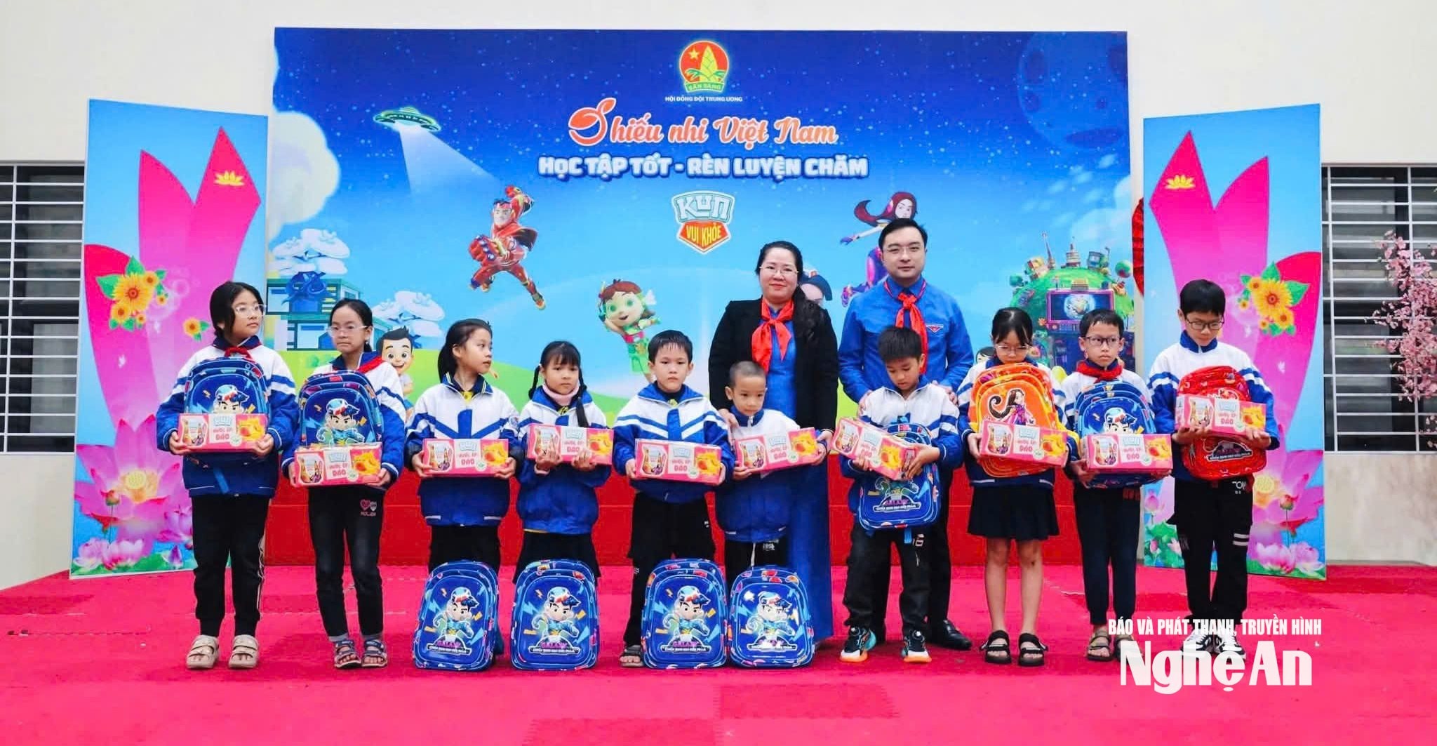 Đại diện Thường trực Tỉnh đoàn Nghệ An tặng quà cho các em nhỏ tại Ngày hội 'Thiếu nhi Việt Nam - Học tập tốt, rèn luyện chăm' năm 2025. Ảnh Thanh Quỳnh