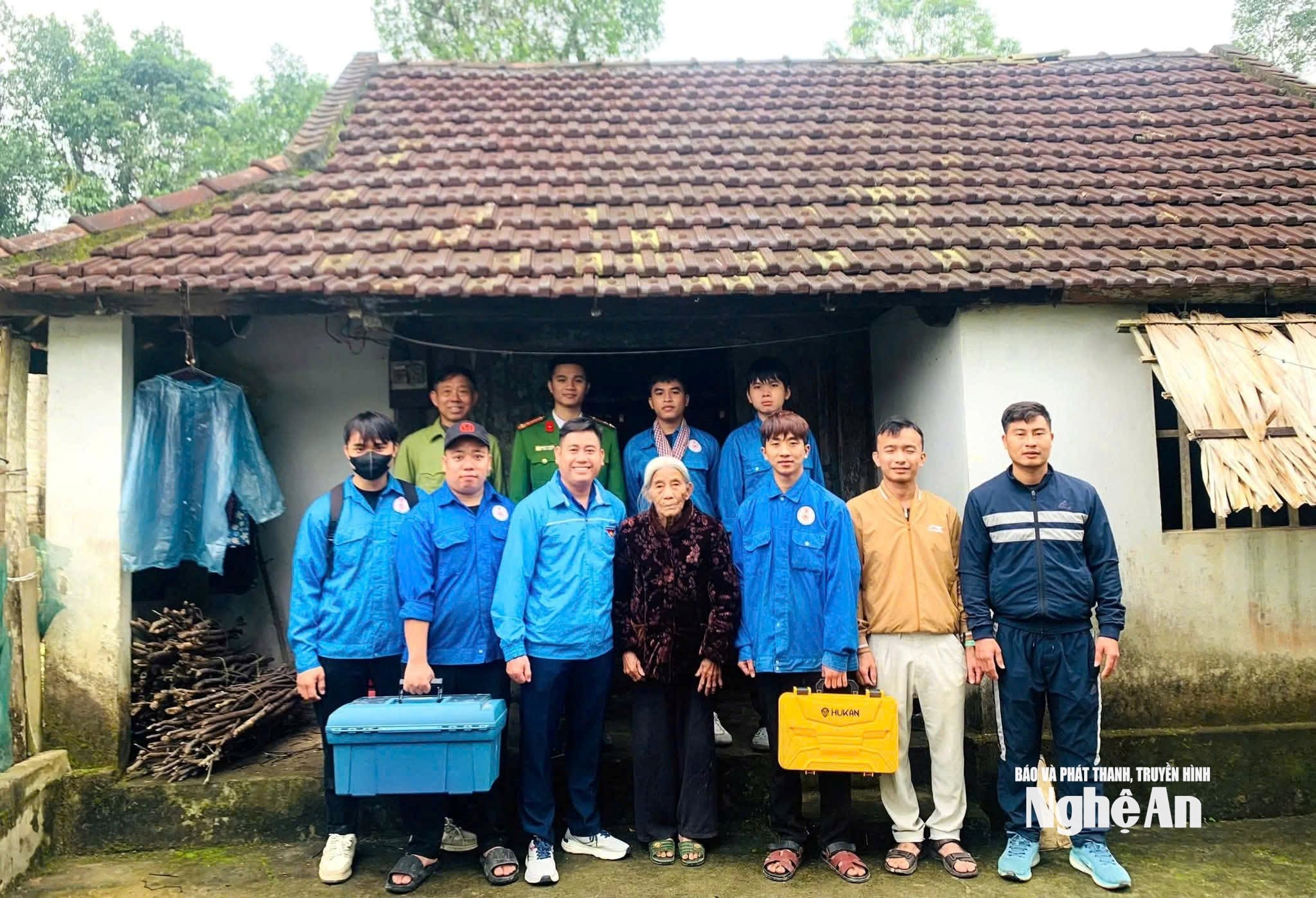 Đoàn xã Bích Hào phối hợp với Đoàn trường Cao đẳng KTCN Việt Nam - Hàn Quốc hỗ trợ lắp đặt điện chiếu sáng cho 15 hộ gia đình có hoàn cảnh khó khăn.