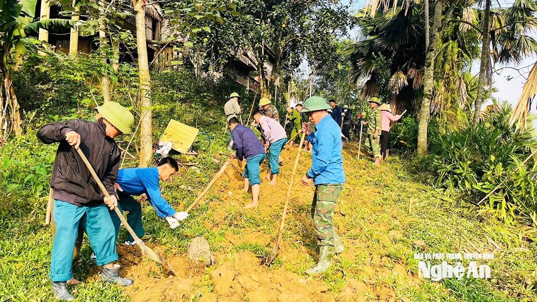 Tuổi trẻ Môn Sơn phối hợp Hội Cựu chiến binh xã làm đường dẫn lên nhà cho cựu chiến binh có hoàn cảnh khó khăn tại bản Nam Sơn. Ảnh Đoàn xã Môn Sơn