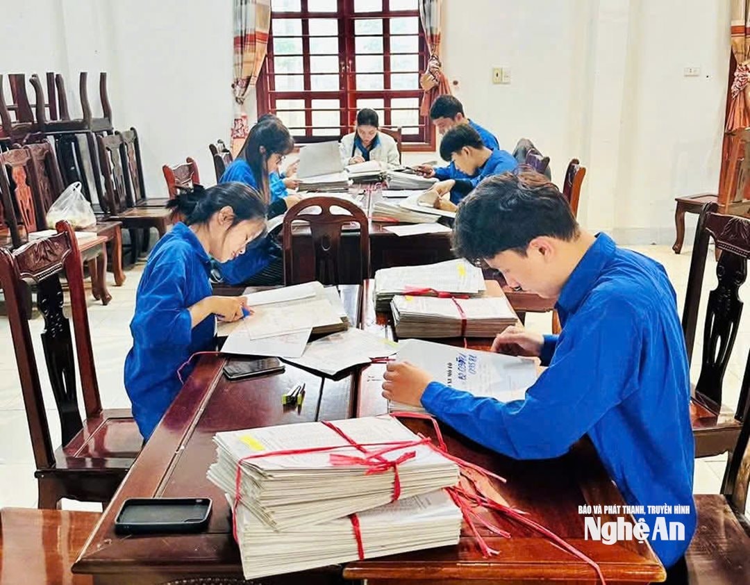 Tuổi trẻ Nghệ An nỗ lực hỗ trợ công an xã trong chiến dịch 'Làm sạch hồ sơ đăng ký ký phương tiện, giấy phép lái xe'. Ảnh Đoàn xã Đông Lộc