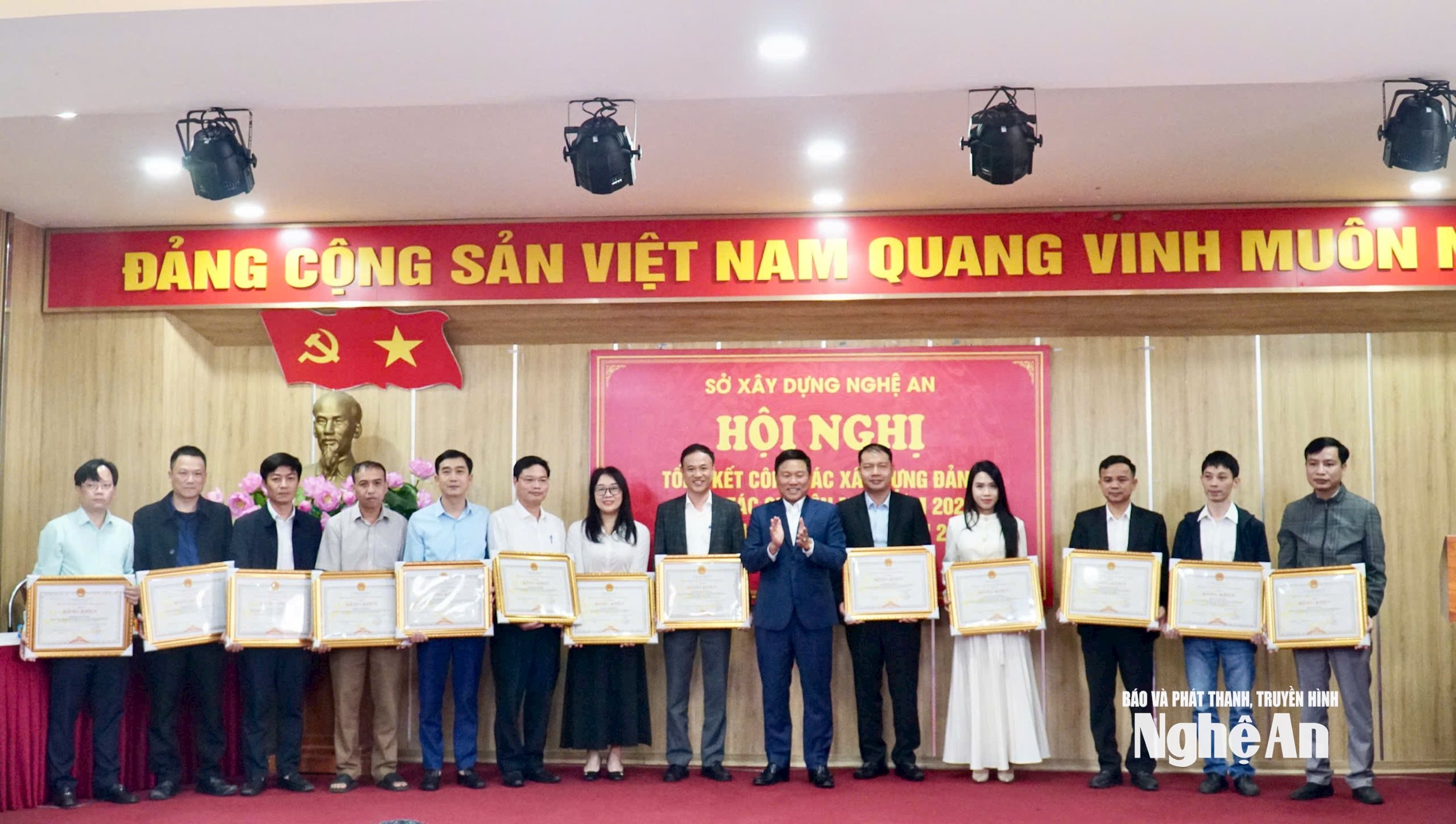 Đồng chí Hoàng Phú Hiền - Phó Chủ tịch UBND tỉnh trao Bằng khen của UBND tỉnh cho các cá nhân xuất sắc. Ảnh: Phú Hương