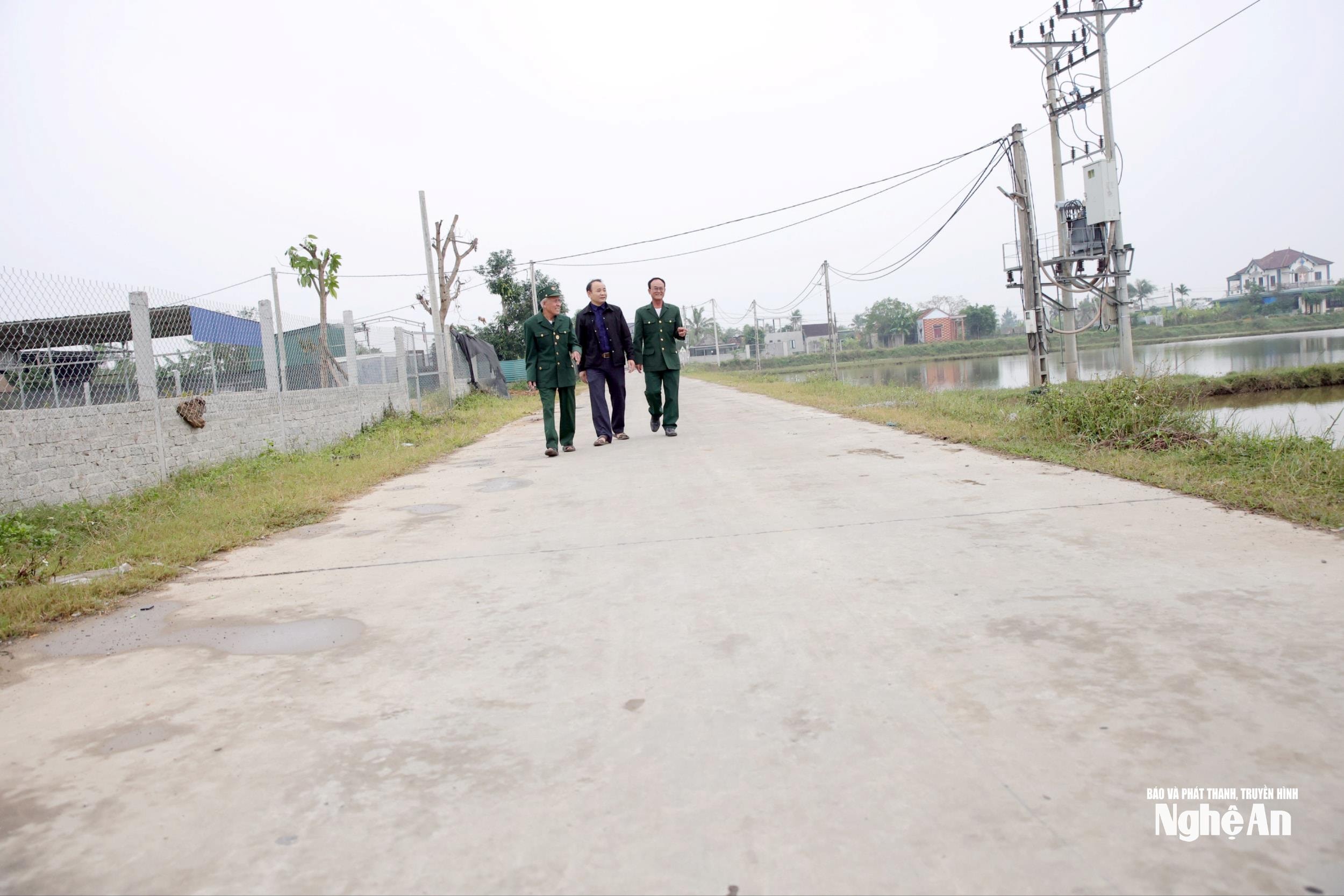 Cựu binh Nguyễn Hồng Liên đã hiến hơn 130m2 đất để mở rộng đoạn đường đi qua trang trại của gia đình. Ảnh: Thanh Quỳnh 