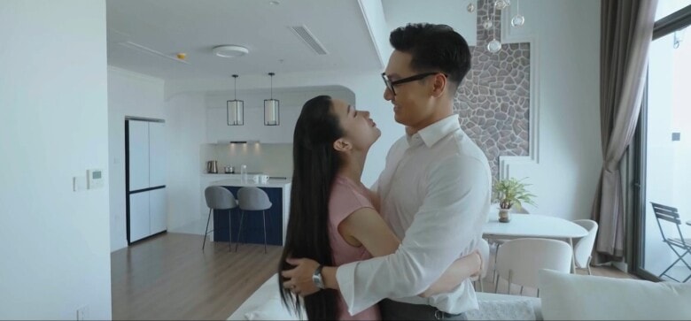 Cảnh đối thoại giữa hai nhân vật Triển và Hiền trong phim.