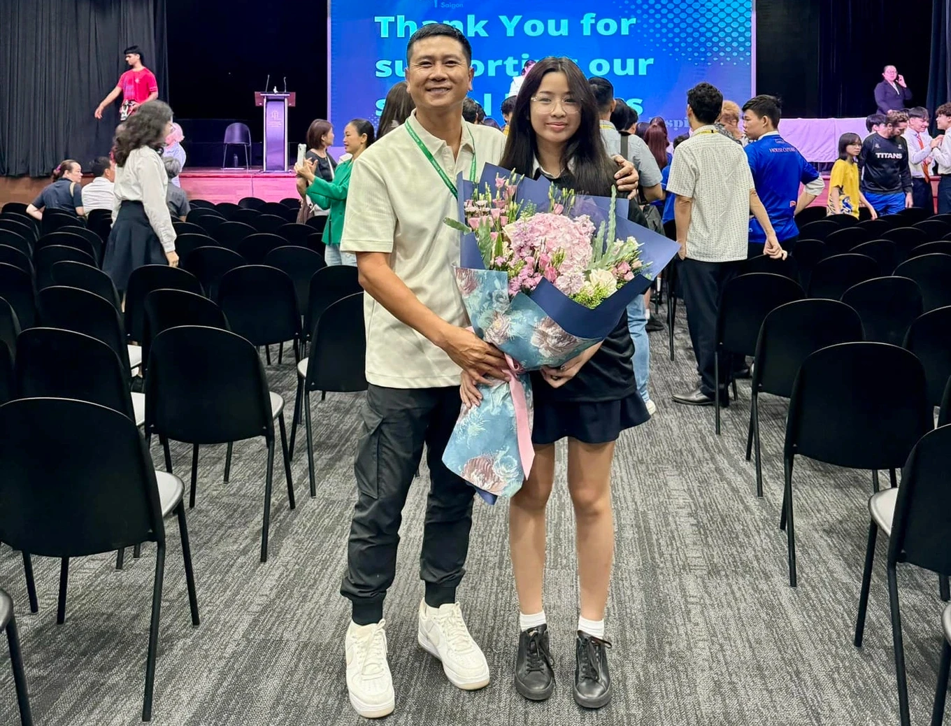 Con gái đầu lòng của Hồ Hoài Anh cao lớn phổng phao.