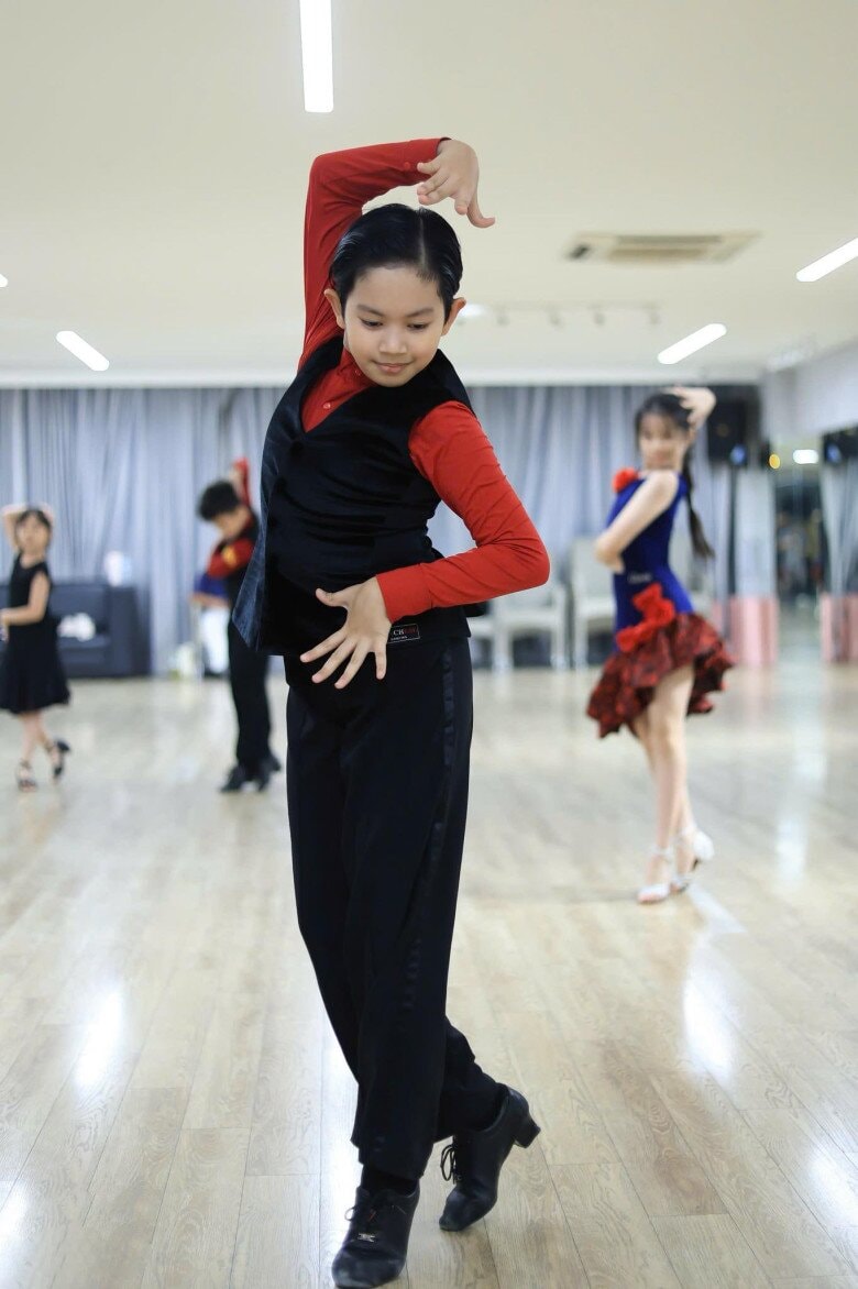 Con trai đầu lòng của Khánh Thi và Phan Hiển “nối nghiệp” thi đấu dancesport từ bố mẹ.