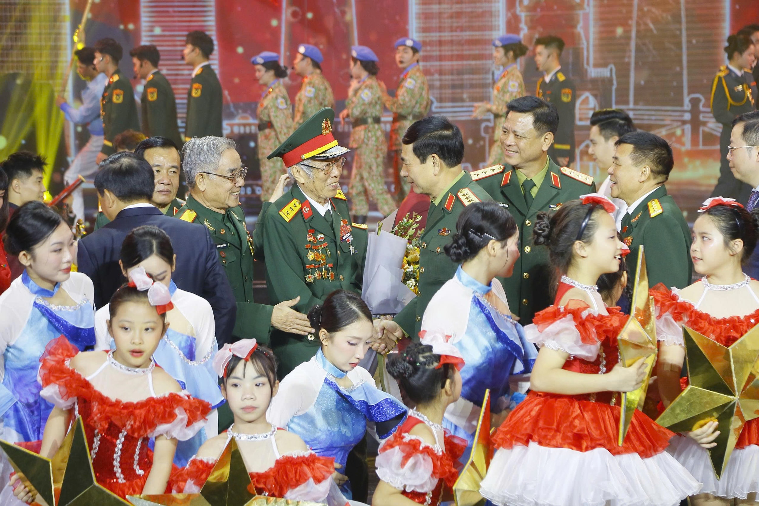 Lãnh đạo trao hoa cho các nghệ sĩ