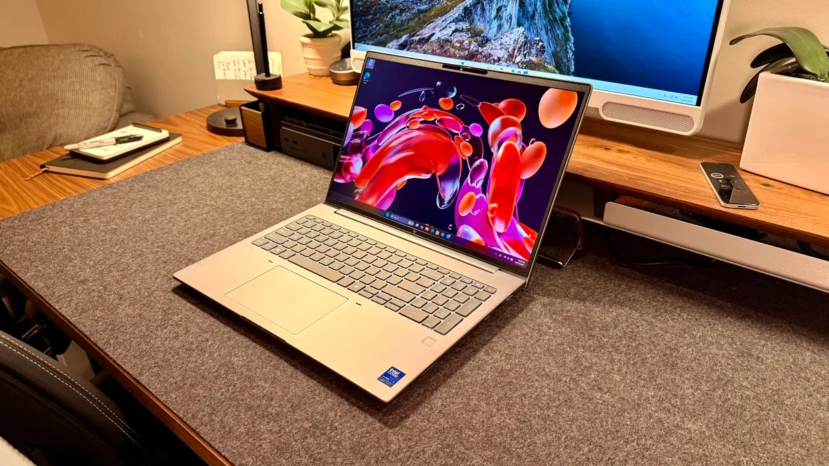 Bàn phím đầy đủ của HP ZBook G11 với cụm phím số chuyên dụng bên phải.
