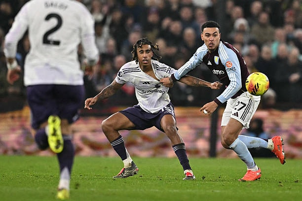 Leny Yoro mắc sai lầm trong trận đấu với Aston Villa.