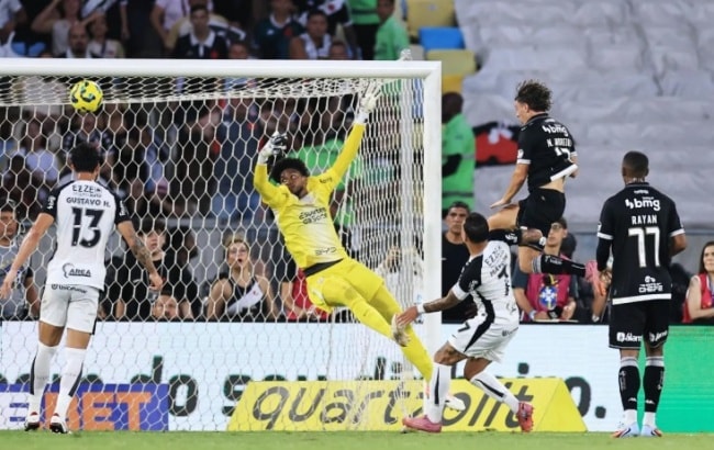 Pha đánh đầu thành bàn của Nuno Moreira.