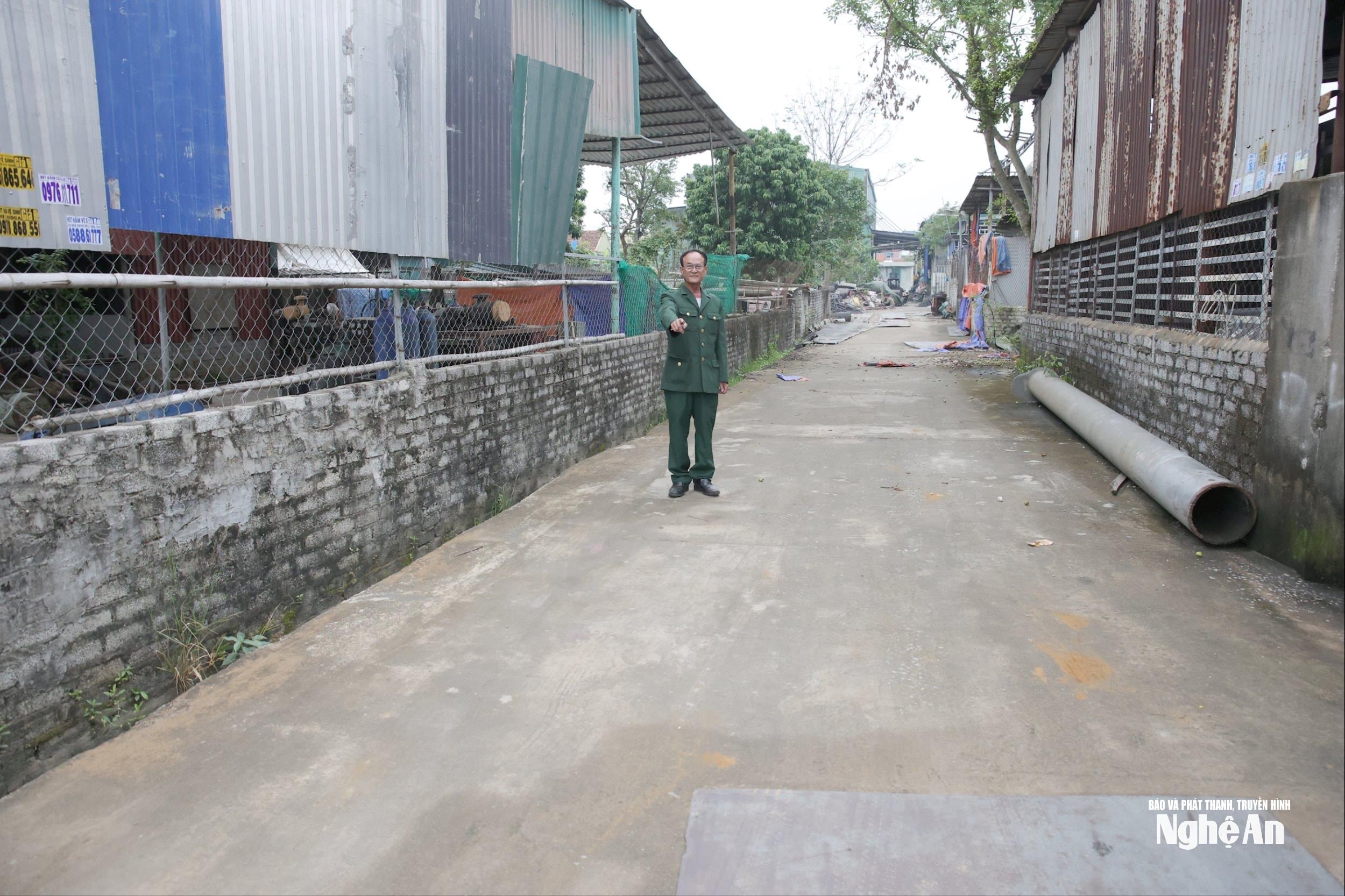 Tại nhà riêng, gia đình cựu binh Nguyễn Hồng Liên tiếp tục hiến gần 100m² đất² để làm đường. Ảnh: Thanh Quỳnh