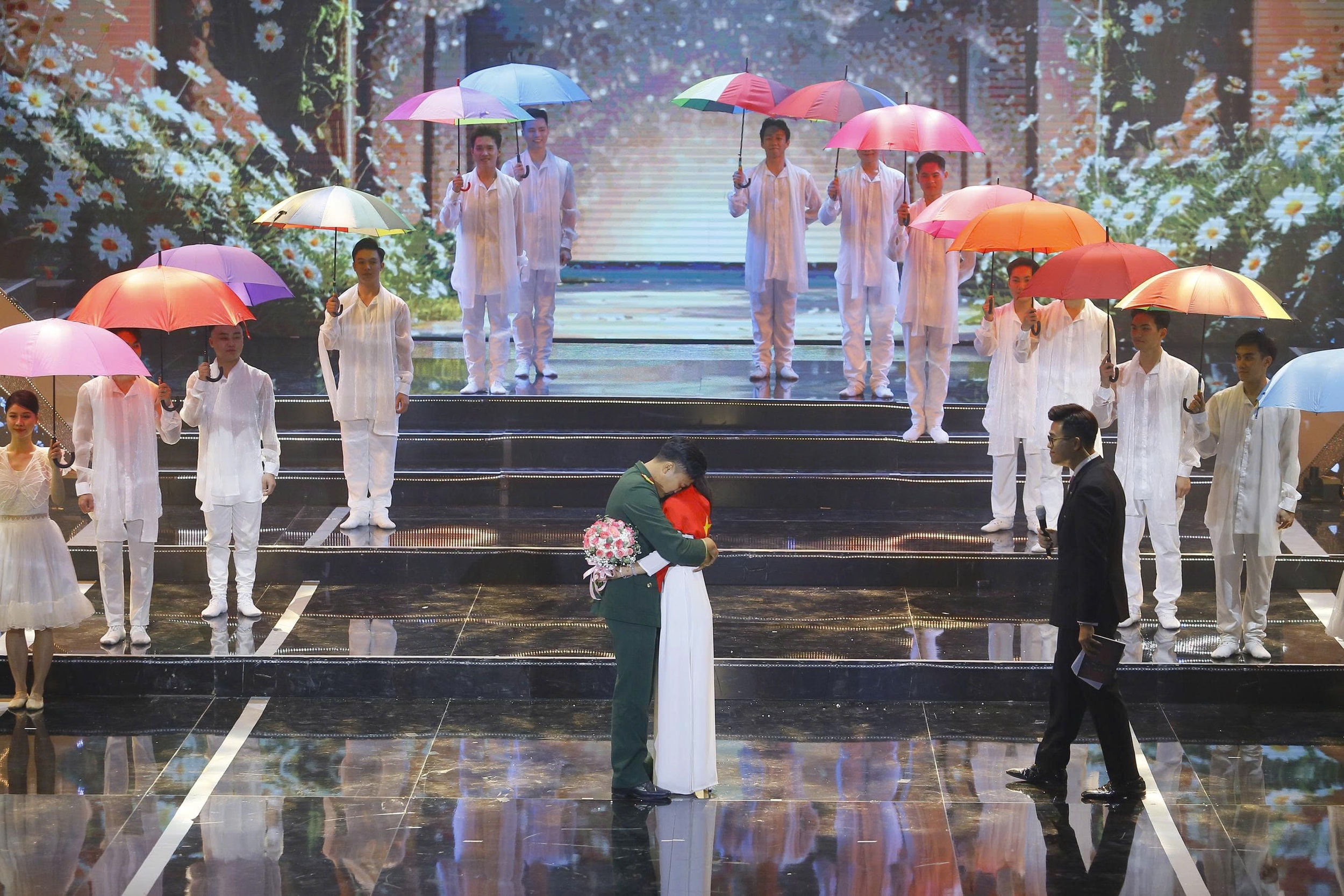 Trung úy Nguyễn Quang Phương và bạn gái Thu Trang