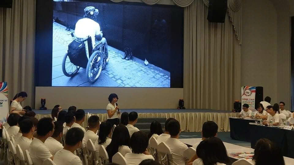 Đạo diễn Đoàn Hồng Lê trình bày ý tưởng phim tại Ngày hội Ý tưởng VTV.