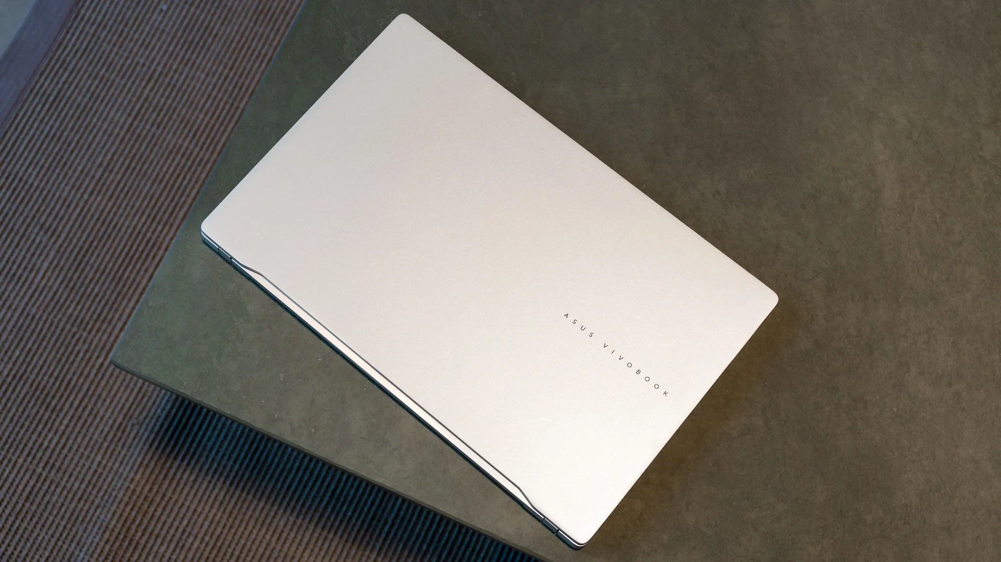 Thiết kế cạnh bên và các cổng kết nối của Asus Vivobook S 15