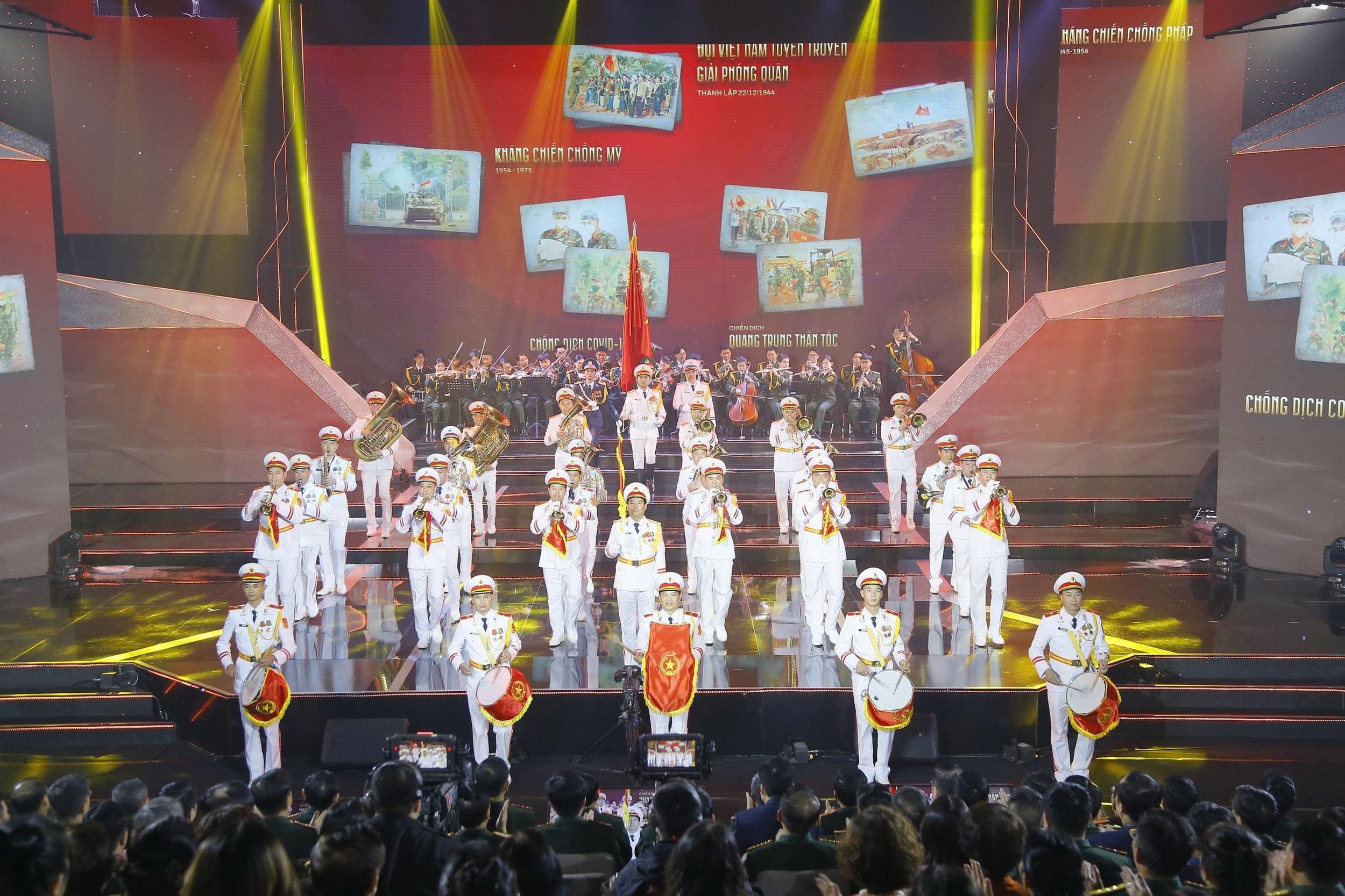 Đoàn Nghi lễ quân đội trên sân khấu