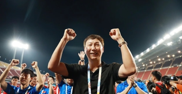 HLV Kim Sang-sik ăn mừng cùng U22 Việt Nam sau khi giành HCV SEA Games