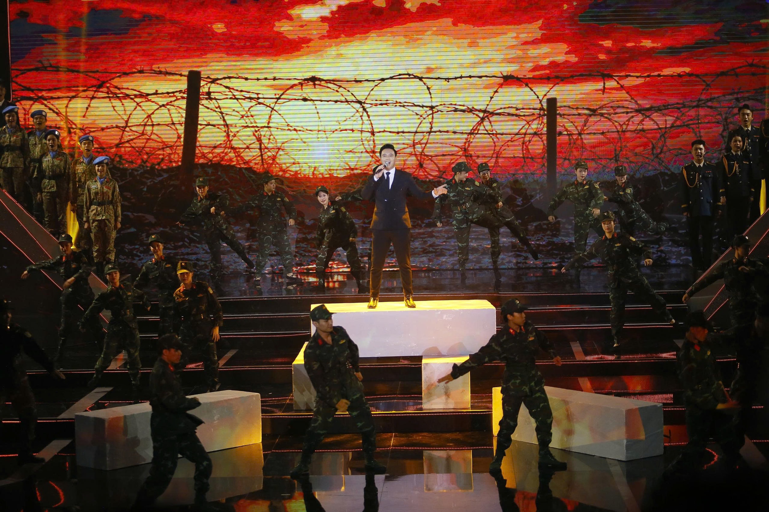 Ca sĩ Đông Hùng biểu diễn cùng các chiến sĩ Đặc công