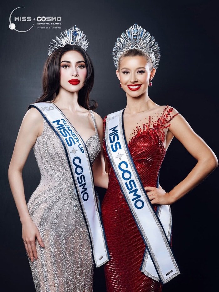 Top 2 Miss Cosmo cùng nhau chụp hình sau đêm chung kết.
