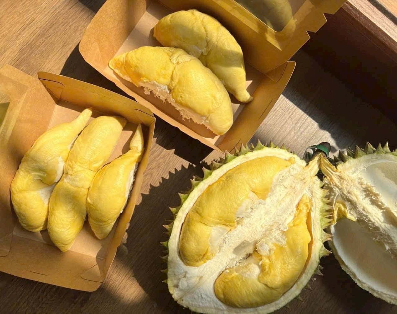 Một rổ sầu riêng được bày bán tại vựa trái cây.