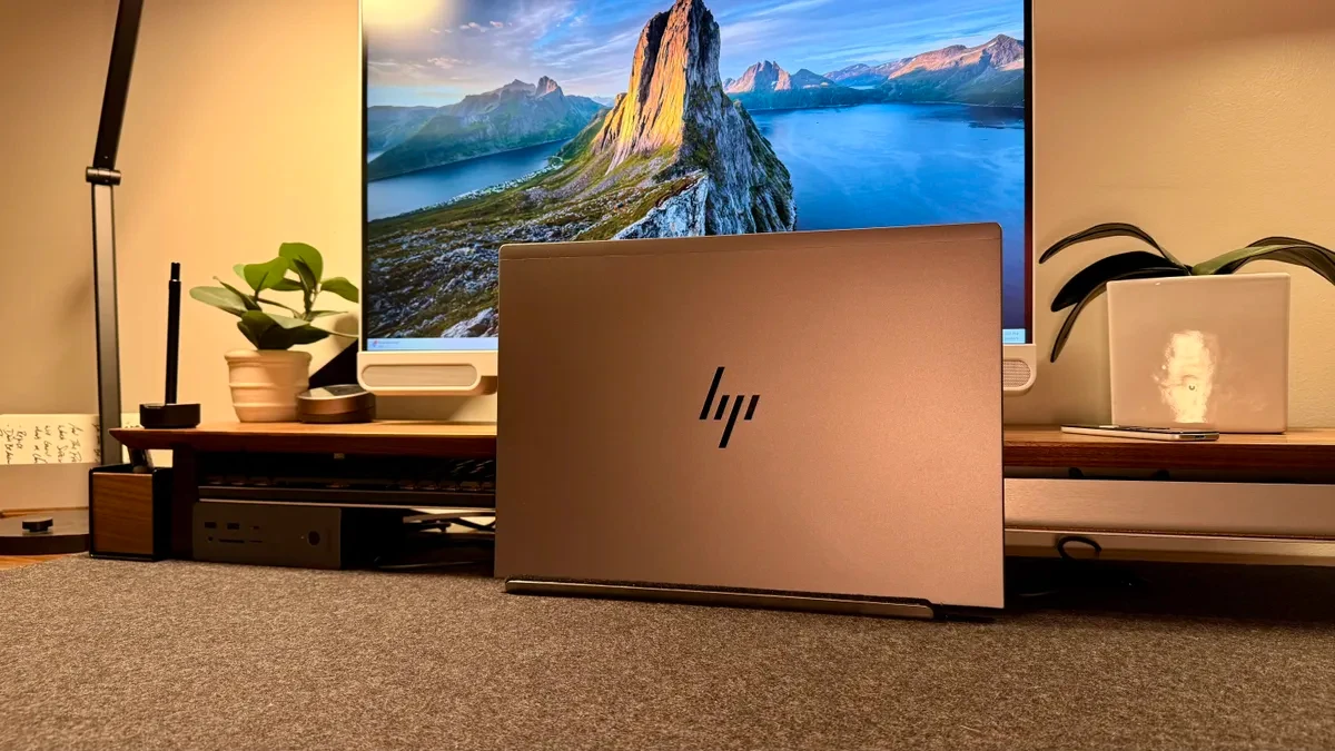 Cận cảnh các cổng kết nối bên cạnh phải của HP ZBook G11, bao gồm USB-A và Thunderbolt 4.