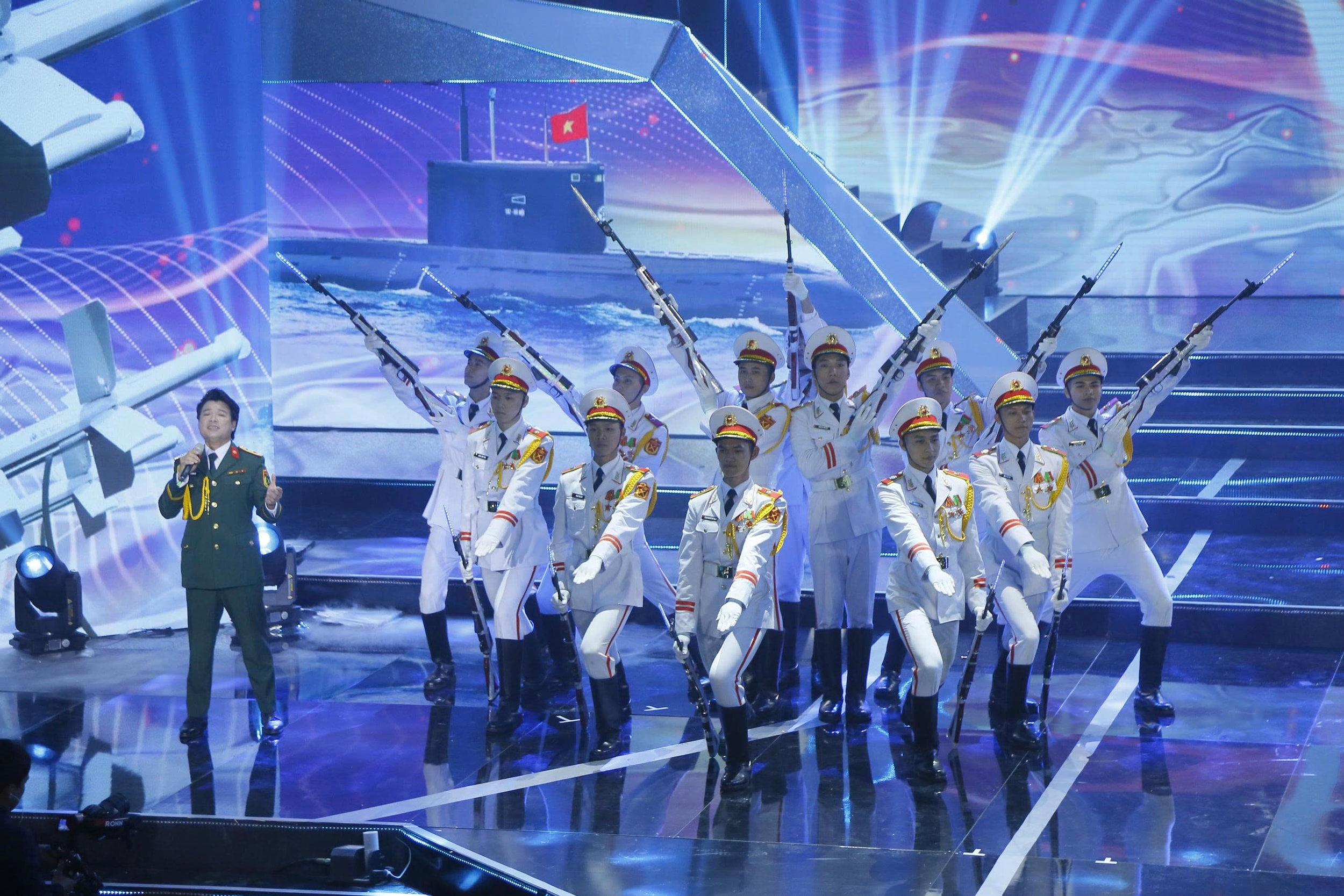 NSUT Vũ Thắng Lợi và Đoàn Nghi lễ quân đội biểu diễn