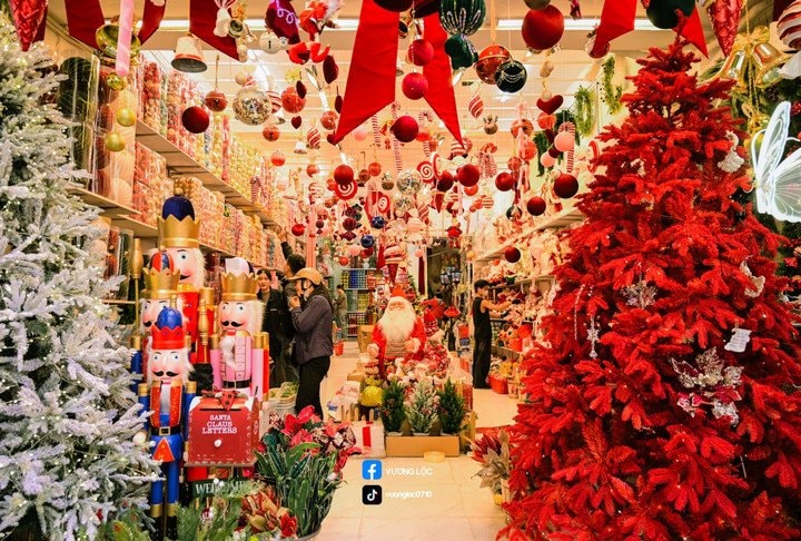 Phố Hàng Mã rực rỡ không khí Noel. (Ảnh: Vương Lộc)